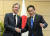 토니 블링컨 미국 국무장관(왼쪽)과 기시다 후미오 일본 총리가 18일 일본 도쿄 총리 관저에서 악수하고 있다. AP=연합뉴스