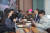 경북 포항시 한동대 학생들이 최도성 한동대 총장(오른쪽 두 번째)과 학생식당에서 식사를 하고 있다. 사진 한동대