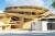 2019년 준공한 카타르 국립 박물관. 사막 장미 모양의 외관이 인상적인 건축이다. 2008년 프리츠커상을 수상한 현대 건축의 거장 장 누벨이 설계한 건물이다. 7만 개 이상의 콘트리트 패널을 활용해 사막 장미 모양의 건축을 완성했다. 