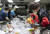 서울 중구 재활용선별장에서 직원이 분류 작업을 하고 있다. 직원은 컨베이어 벨트에 실려오는 쓰레기 속에서 비닐, 캔, 종이, 플라스틱 등 재활용품을 가른다. 중앙포토