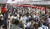 지난달 13일 일본 도쿄의 대표적 관광지인 아사쿠사 센소지가 관광객들로 붐비고 있다. AP=연합뉴스