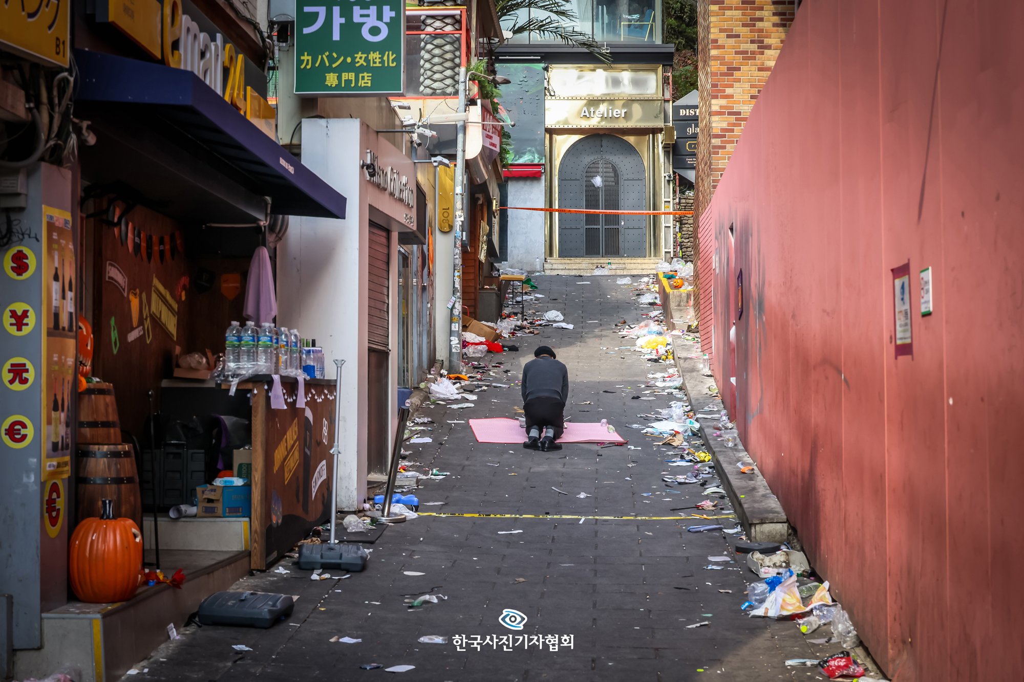대상을 수상한 박동욱 기자의 '희생자들을 위한 골목 제사' 사진 한국사진기자협회 