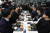 지난달 28일 김기현 국민의힘 대표가 경희대 푸른솔문화관 학생식당에서 대학생들에게 제공되는 '천원의 아침밥'을 함께 먹고 있다. 뉴스1
