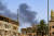 수단에서 정부군과 반군 간 교전으로 300명이 넘는 사망자가 발생했다. 19일(현지시간) 수단 수도 하르툼에서 주택가 건물 뒤로 검은 연기가 피어오르고 있는 모습. AFP=연합뉴스