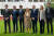 베르나르 아르노(왼쪽에서 다섯번째) LVMH 회장 가족이 모여 사진을 찍고 있다. AFP=연합뉴스