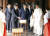 자민당의 아이자와 이치로 의원(왼쪽 두 번째) 등 '다함께 야스쿠니 신사에 참배하는 국회의원 모임' 소속 일본 의원 87명이 21일 오전 야스쿠니 신사를 집단 참배하고 있다. 연합뉴스