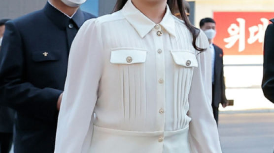 디올 입던 김주애…이번엔 2만원대 中블라우스 입었다, 왜