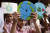인도 학생들이 지난해 4월 22일 지구의 날을 맞아 암리차르의 한 학교에 모여 환경을 주제로 그린 그림을 들고 있다. AFP=연합뉴스