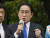 기시다 후미오 일본 총리가 지난 4월 15일 오후 와카야마현 와카야마역 인근에서 여당 후보를 지지하는 연설을 하고 있다. 이날 오전 같은 장소에서 기시다 총리를 노린 폭발물 투척 사건이 일어났다. 교도=연합뉴스
