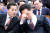 국민의힘 김기현 대표가 13일 오후 국회에서 열린 의원총회에서 박대출 정책위의장과 대화하고 있다. 연합뉴스