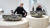 지난 17일(현지시간) 밀라노 트리엔날레 박물관에서 열린 자개테이블전에서 네덜란드의 스타 디자이너 마르셀 반더스가 자신이 디자인한 테이블을 살펴보고 있다. 홍지유 기자