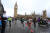 23일(현지시각) 런던 중심가에서 열린 2023 런던 마라톤에서 참가자들이 우승을 위해 경쟁하고 있다. AFP=연합뉴스