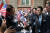  미국을 국빈 방문한 윤석열 대통령이 24일 오후(현지시간) 미국 워싱턴DC 블레어 하우스에 도착해 환영 나온 교민들과 악수하고 있다. 뉴스1