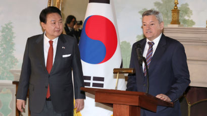 尹, 넷플릭스CEO 접견으로 첫 일정 “25억불 한국 투자”