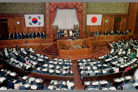 1998년 10월 일본을 국빈 방문한 김대중 (金大中) 당시 대통령이 일본 참의원 본회의장에서 연설하고 있다. 중앙포토