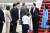  미국을 국빈 방문하는 윤석열 대통령이 24일 오후(현지시간) 미국 워싱턴DC 인근 앤드루스 공군기지에 도착, 환영 인사들과 악수하고 있다. 강정현 기자