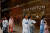 지난해 10월 중국 전통 의상을 입은 시민들이 홍콩 루이뷔통 매장 앞을 지나가고 있다. 로이터=연합뉴스