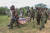 케냐 경찰이 23일 샤카홀라 숲에서 발굴된 사이비 종교 희생자들의 시신을 트럭으로 옮기고 있다. AP=연합뉴스