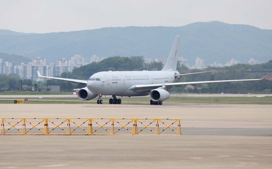 수단 군벌 간 무력 충돌로 고립됐다가 우리 정부의 ‘프라미스(Promise·약속)’ 작전을 통해 철수한 우리 교민을 태운 공군 수송기 KC-330이 25일 경기 성남시 서울공항에 착륙하고 있다. 뉴스1