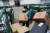 지난 1월 22일, 간쑤(甘肅)성 딩시(定西)시 우정택배 직원이 물품을 운반하고 있다. 사진 신화통신