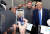 도널드 트럼프 전 미국 대통령이 지난 21일(현지시간) 플로리다주 포트마이어스에서 열린 리 카운티 공화당 만찬에서 연설한 뒤 '다운타운 하우스 오브 피자' 에서 지지자와 사진을 찍고 있다. AP=연합뉴스 