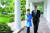 박근혜 전 대통령이 2013년 5월 7일 미국 백악관에서 버락 오바마 전 미국 대통령과 한ㆍ미 정상회담을 마친 뒤 백악관 안에 있는 로즈가든에서 단둘이 산책하며 대화하고 있다. 중앙포토