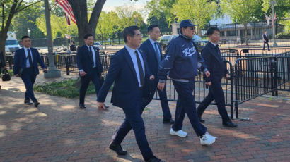 尹, 백악관 아침 산책…'바이든 선글'에 'Korea 야잠' 입었다