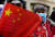 지난달 29일 미국을 방문한 차이잉원 대만 총통이 머무르고 있는 뉴욕의 한 호텔 앞에서 친 중국 시위대가 중국 국기를 들고 항의 시위를 하고 있다. AFP=연합뉴스