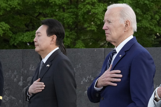 윤석열 대통령과 조 바이든 미국 대통령이 25일(현지시간) 워싱턴 시내에 있는 한국전 참전용사 기념비를 방문했다.[AP=연합뉴스]