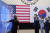 4월 25일 미국 메릴랜드주 그린벨트에 있는 NASA 고다드 우주센터를 방문한 윤석열 대통령을 카멀라 해리스 미국 부통령이 직접 안내했다. AFP=연합뉴스