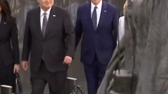尹-바이든, 워싱턴서 첫 만남…70년 '혈맹의 상징' 앞에 섰다