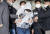 교제했던 여성의 집을 찾아가 가족을 살해한 혐의를 받는 이석준이 2021년 12월 17일 오전 서울 송파경찰서에서 나와 검찰로 송치되고 있다. 연합뉴스