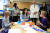 김건희 여사가 같은 날 워싱턴 국립어린이병원 소아 암병동 내 미술치료실에서 어린이들과 대화하는 모습. [뉴시스]