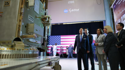 윤 대통령, 해리스와 NASA 방문 “한·미 우주동맹으로 확대”