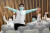 대한간호협회 회원들이 27일 오후 서울 여의도 국회에서 열린 제405회 국회(임시회) 제5차 본회의에서 간호법이 통과된 후 기뻐하고 있다. 뉴스1