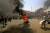 2020년 수도 하르툼에서 수단 시위대가 거리 시위를 벌이며 타이어를 불태우고 있다. AFP=연합뉴스