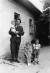 체코슬로바키아를 떠나기 몇 달 전 집 앞에서 찍은 가족 사진. 아기였던 저자는 군복을 입은 아버지에게 안겨 있다. [사진 지와사랑]