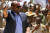 2017년 당시 오마르 알바시르 수단 대통령(왼쪽)과 모하메드 함단 다글로 신속지원군(RSF) 사령관이 차량에 올라 지팡이를 흔들고 있다. AFP=연합뉴스