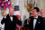 조 바이든 미국 대통령(왼쪽)이 26일(현지시간) 워싱턴DC 백악관에서 열리는 한미 정상 국빈만찬에서 윤석열 대통령이 부르는 노래에 호응하고 있다. 로이터=연합뉴스