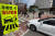 경찰이 교차로 우회전 시 일시정지 단속을 개시한 가운데 23일 오후 서울 시내 한 교차로에 우회전 시 일단멈춤 표시판이 붙어있다. 연합뉴스