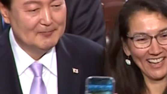"엄청나다" 尹, 23번 기립박수 받았다…美의원들 사진·사인 요청도