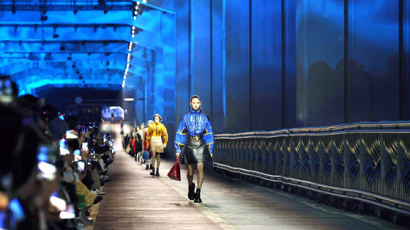 루이비통 사상 첫 ‘프리폴 패션쇼’, 잠수교 런웨이 무대로 변신