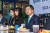 국민의힘 김기현 대표가 지난 4월 13일 오후 서울 구로구의 한 카페에서 열린 '일하는 청년들의 내일을 위한 두 번째 이야기' 간담회에서 참석자들과 대화하고 있다. 이날 간담회에는 청년대표들과 대통령실, 중소벤처기업부 소속 청년 담당관들이 참석했다. 국회사진기자단