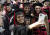 저신다 아던(오른쪽)이 지난해 5월 하버드대 졸업식에서 명예 학위를 받은 후 학생들과 함께 사진 촬영을 하고 있다. AP=연합뉴스 