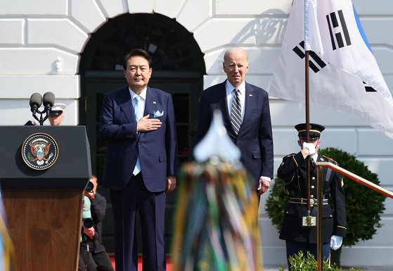 윤석열 대통령이 26일(현지시간) 워싱턴DC 백악관에서 열린 공식 환영식에서 국기에 경례하고 있다.연합뉴스