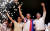 콜로라도당의 산티아고 페냐(가운데) 대통령 당선자가 지난달 30일 파라과이 아순시온의 당 선거본부에서 부인(왼쪽)과 러닝메이트인 페드로 알리아나(오른쪽) 부통령 당선자와 함께 당선을 축하하고 있다. EPA=연합뉴스