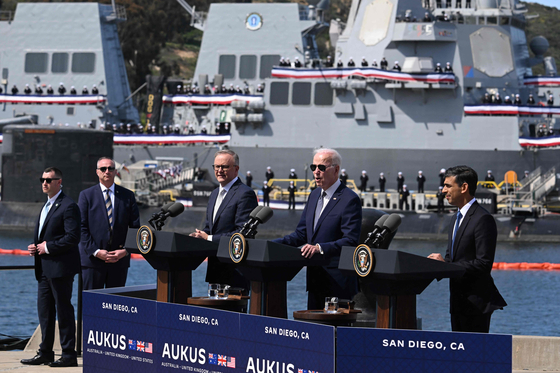 지난 3월 13일 미국 캘리포니아 샌디에이고의 포인트 로마 해군기지에서 열린 오커스(AUKUS) 정상회의 기자회견에서 조 바이든 미국 대통령(가운데)이 리시 수낵 영국 총리(오른쪽), 앤서니 앨버니지 호주 총리(왼쪽)와 함께 연설하고 있다. AFP=연합뉴스 