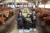 한우연구소 우사에서 생애 처음으로 한우를 보고 먹이도 주며 소와 친해진 오윤서 학생기자·김태연 학생모델·고일재(왼쪽부터) 학생기자.