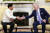 조 바이든 미국 대통령(오른쪽)이 페르디난드 마르코스 주니어 필리핀 대통령과 1일 정상회담을 갖고 대중국 견제 방안 등을 논의했다. AP=연합뉴스
