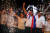 산티아고 페냐 파라과이 대통령 당선인(가운데)이 지난달 30일(현지시간) 수도 아순시온의 콜로라도당 당사에서 부인 레티시아 여사와 손을 흔들며 지지자 의 환호에 답하고 있다. [로이터=연합뉴스]